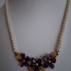 Elegant Pearl and Floral Necklace